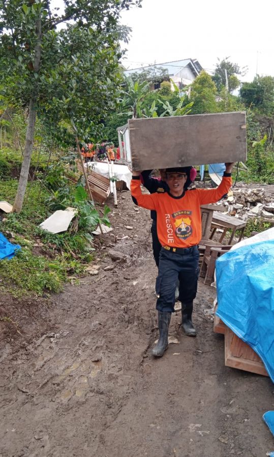 Senkom Kabupaten Brebes Bantu Warga Korban Tanah Gerak